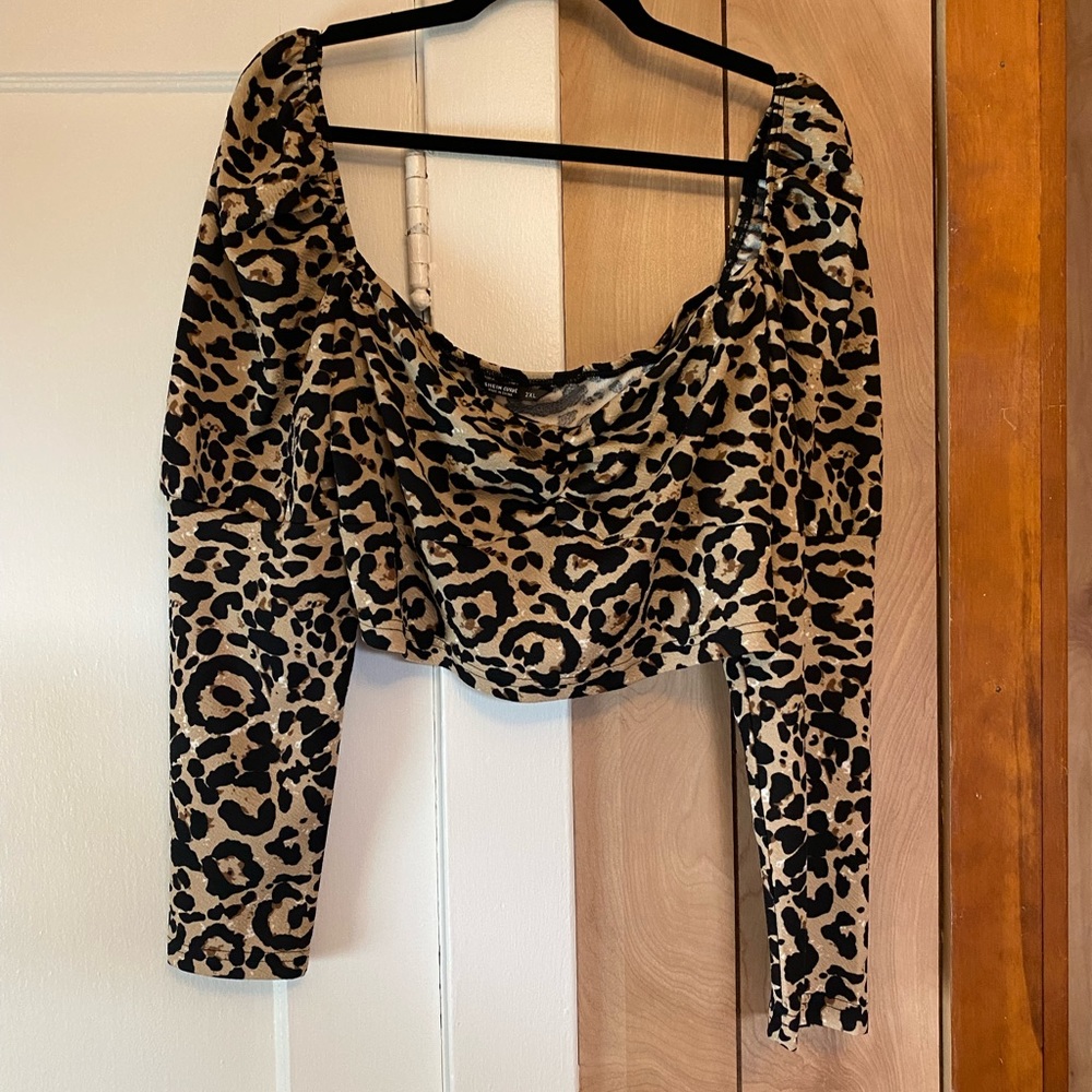 Cropped leopard top